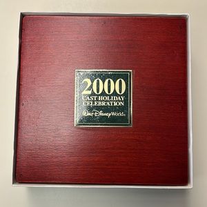 Collectible Disney Pins, 2000 CAST HOLIDAY CELEBRATION gift from Disney